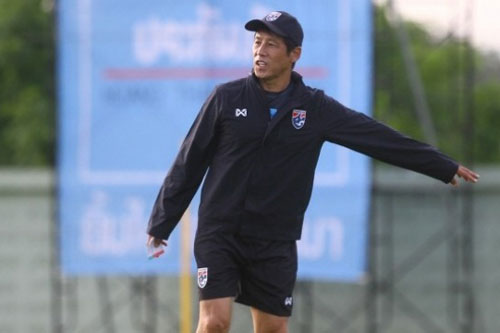 Thái Lan đóng cửa các sân bóng, HLV Nishino chính thức… nhàn rỗi