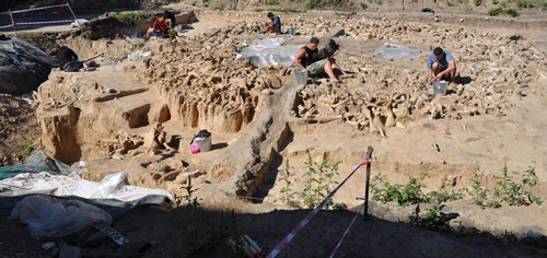 "Lạnh người" với kiến trúc 20.000 tuổi xây bằng hài cốt "quái thú" tuyệt chủng