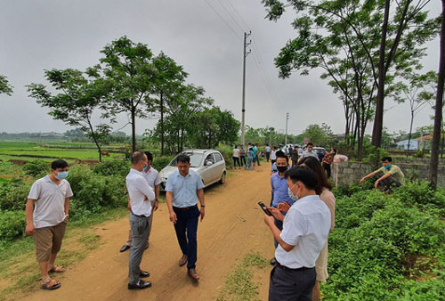 Trăm ô tô đến "săn" đất Hòa Lạc: Độc chiêu thổi giá 1 vốn 4 lời?