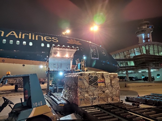 Vietnam Airlines miễn cước vận chuyển trang phục bảo hộ y tế và khẩu trang phòng, chống dịch COVID-19