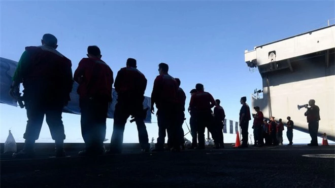 Ba thủy thủ trên tàu sân bay USS Theodore Roosevelt xét nghiệm dương tính với Covid-19 - Ảnh 1.