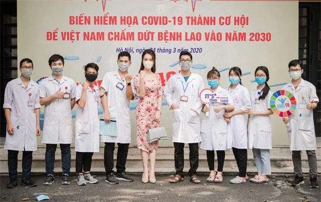 Bận rộn đưa tin về Covid-19, Thuỵ Vân phải nhờ bố mẹ cho con học online - 4