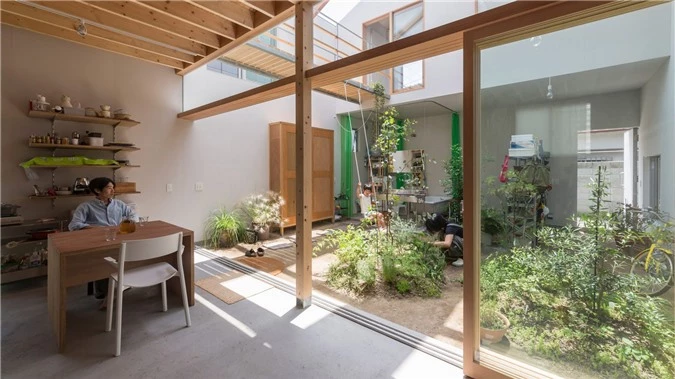 Căn nhà yên vui dưới bóng nắng và cây xanh của gia đình trẻ ở Nhật Bản - Ảnh 3.