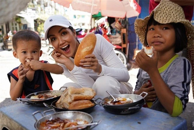 Hoa hậu H'Hen Niê dành một ngày ăn bánh mì khắp Sài Gòn và lý do xúc động phía sau - Ảnh 2.