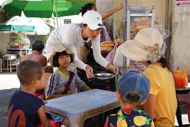 Hoa hậu H'Hen Niê dành một ngày ăn bánh mì khắp Sài Gòn và lý do xúc động phía sau - Ảnh 3.