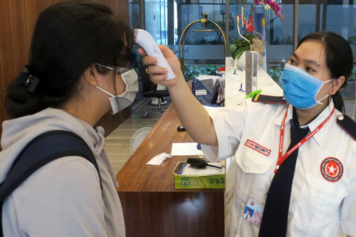 Đo thân nhiệt nơi đông người: Làm sao để không tăng nguy cơ lây nhiễm COVID-19?