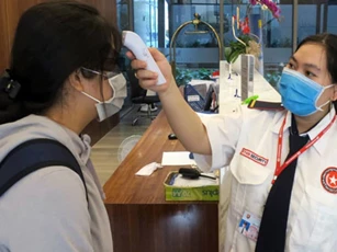 Đo thân nhiệt nơi đông người: Làm sao để không tăng nguy cơ lây nhiễm COVID-19?