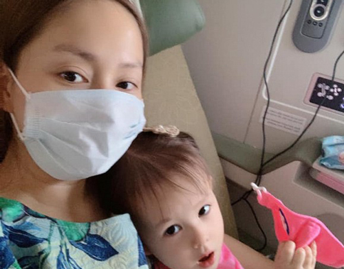 Đưa con gái đi máy bay ra Hà Nội thăm bố, Lan Phương khiến người thân và khán giả phát hoảng