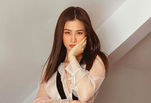 Đông Nhi tung loạt ảnh mới khoe nhan sắc ngày càng 'đỉnh', nhưng hình như dạo này gương mặt bầu bĩnh đến lạ?