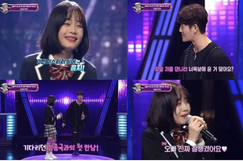 Kim Jong Kook được fan khóc cầu hôn trên sóng truyền hình