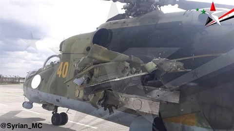 Chiếc trực thăng vũ trang Mi-24 của Không quân Syria hạ cánh sau khi bị trúng đạn pháo phòng không của phiến quân