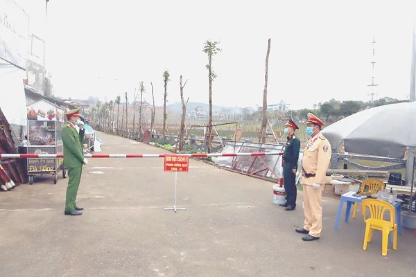 Cơ quan chức năng lập chốt cách ly tại nơi bệnh nhân sinh sống. (Ảnh: baolaichau.vn)