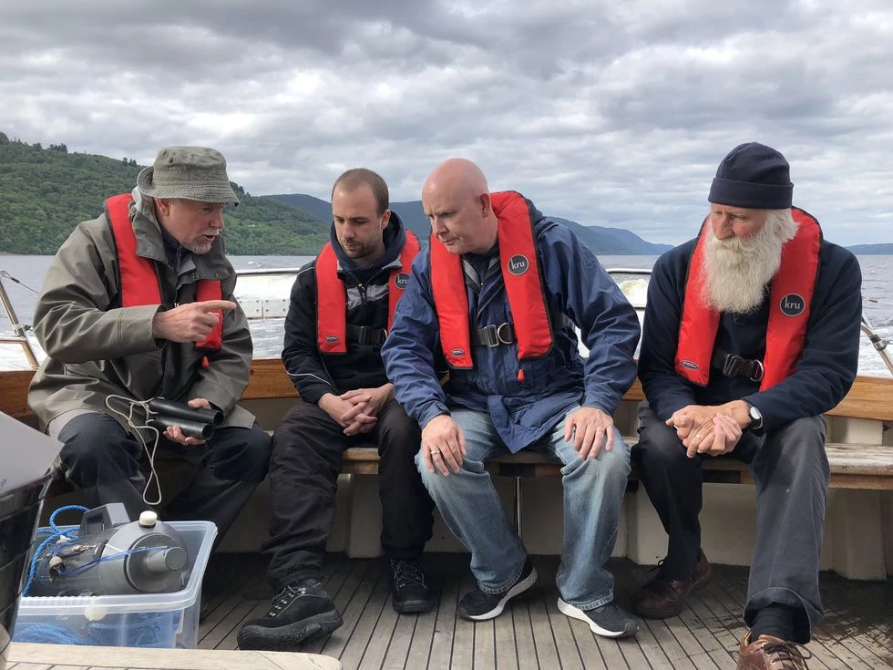 Giáo sư Neil Gemmell lấy mẫu trên thuyền của mình để nghiên cứu về DNA của quái vật hồ Loch Ness hồi tháng 6/2018.