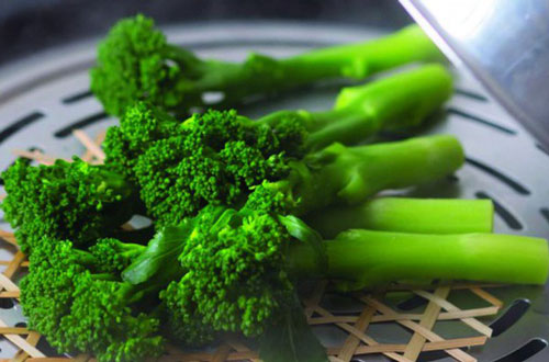 Luộc rau đậy nắp hay mở nắp xoong khi luộc rau: Câu trả lời khiến nhiều người ‘choáng váng’