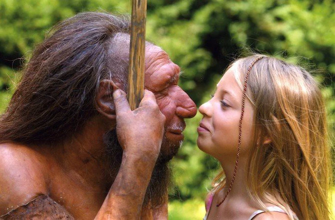 Một cô bé thích thú lại gần ngắm tượng sáp của một vị tổ tiên Neanderthal. - Ảnh: LIVE SCIENCE