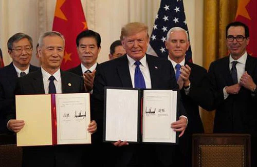 Tổng thống Mỹ Donald Trump và Phó Thủ tướng Trung Quốc Lưu Hạc ngày 15/1 đã chính thức ký Thỏa thuận thương mại giai đoạn 1. Ảnh: News.cn.