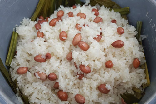 Mẹo nấu xôi đậu phộng bằng nồi cơm điện dễ như trở bàn tay