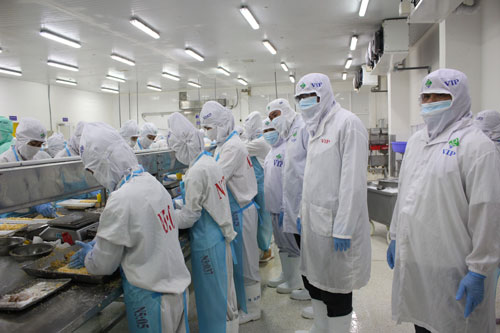 Hỏi đáp về COVID-19: Người lao động mất việc vì dịch được hưởng chế độ như thế nào?