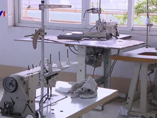 Đề xuất hỗ trợ 50% lương tối thiểu cho lao động dệt may