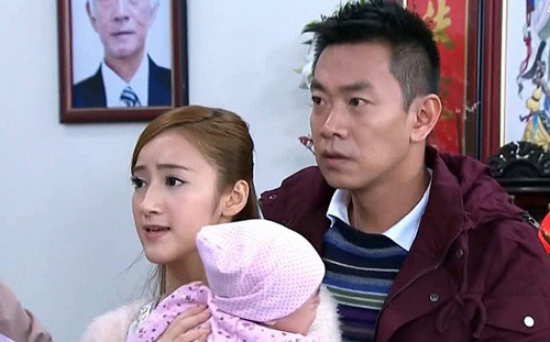 Chồng quỳ gối xin vợ chấp nhận con riêng với bồ, vợ mỉm cười, bình tĩnh nắm tay chồng rồi...