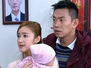Chồng quỳ gối xin vợ chấp nhận con riêng với bồ, vợ mỉm cười, bình tĩnh nắm tay chồng rồi...