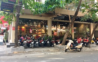 Sau "lệnh đóng cửa", Highlands Coffee và nhiều quán cà phê ở TP.HCM vẫn tấp nập khách