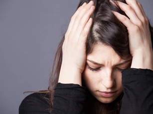 Đưa 5 triệu cho anh chị để được đón mẹ đang đau ốm về chăm, tôi không ngờ chỉ 3 ngày sau, anh trai mang tiền đến trả và đòi mẹ về