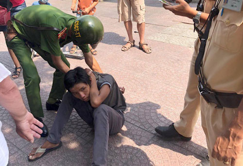 TP.HCM: Thiếu niên giật điện thoại, cầm dao tấn công vợ chồng người Pháp