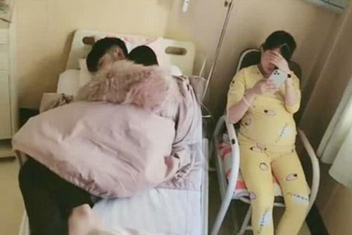 Đưa vợ đi đẻ, chồng hồn nhiên chiếm luôn giường của vợ gây tranh cãi kịch liệt