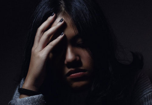 Thấy mẹ chồng khóc đến lặng người trong đám tang bác ruột tôi, về hỏi lý do thì bà chẹp miệng trả lời một câu khiến tôi 'sững sờ'