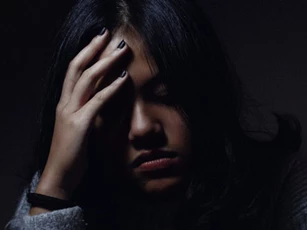 Thấy mẹ chồng khóc đến lặng người trong đám tang bác ruột tôi, về hỏi lý do thì bà chẹp miệng trả lời một câu khiến tôi 'sững sờ'