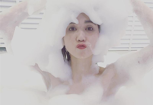 Ngọc Trinh khoe ảnh gợi cảm trong phòng tắm khiến fan "bấn loạn"