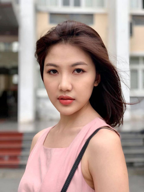 "Tiểu tam" Lương Thanh xuất hiện với chiếc cằm dài bất thường