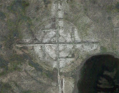Google Maps chụp được hình chữ Vạn khổng lồ ở gần Khu vực 51 - ảnh 2