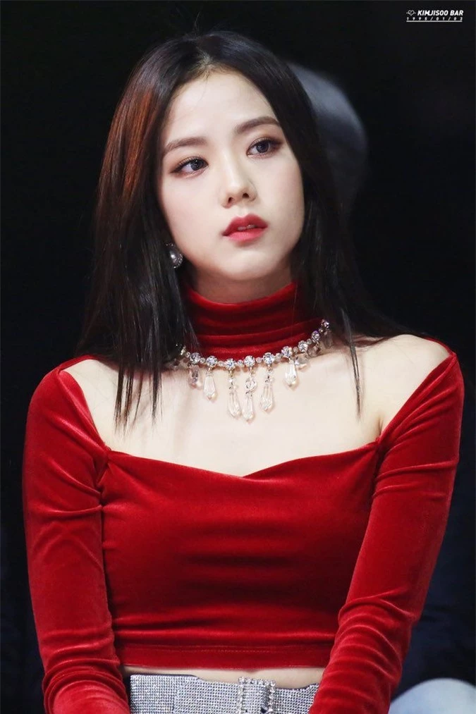 Jisoo (BlackPink) để tóc thẳng layer hay tóc xoăn cũng vẫn xinh đẹp hết phần thiên hạ - Ảnh 6