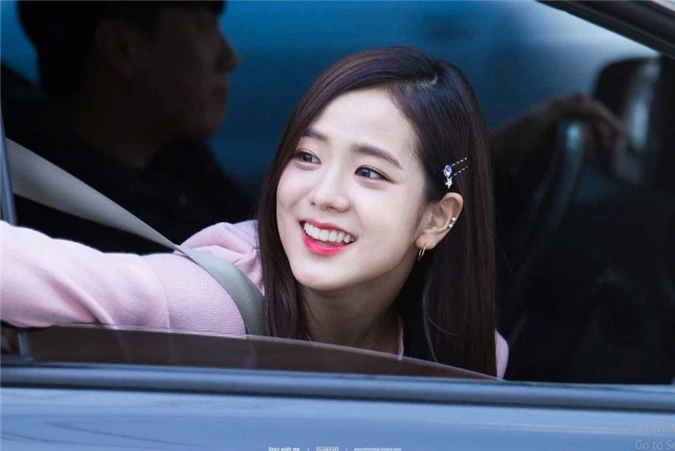 Jisoo (BlackPink) để tóc thẳng layer hay tóc xoăn cũng vẫn xinh đẹp hết phần thiên hạ - Ảnh 8