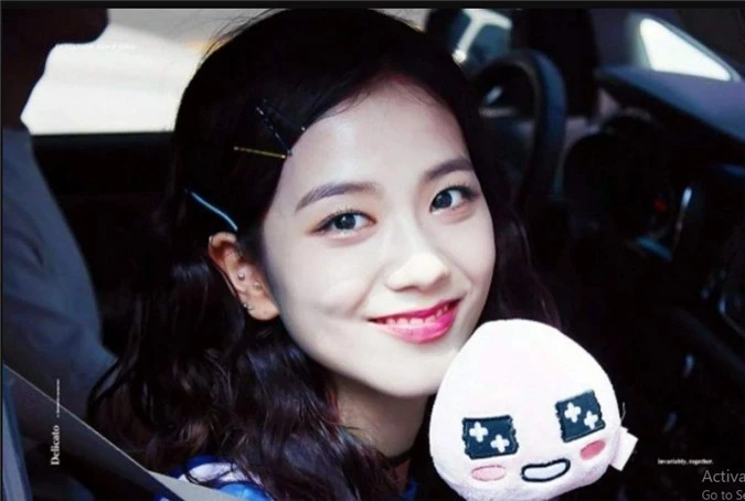 Jisoo (BlackPink) để tóc thẳng layer hay tóc xoăn cũng vẫn xinh đẹp hết phần thiên hạ - Ảnh 9