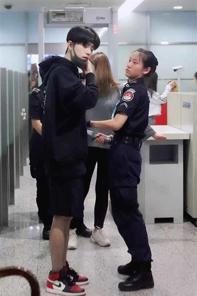 Nữ nhân viên 'đứng hình' khi thấy chân dung 'nam thần' bỏ khẩu trang để kiểm tra an ninh - Ảnh 3