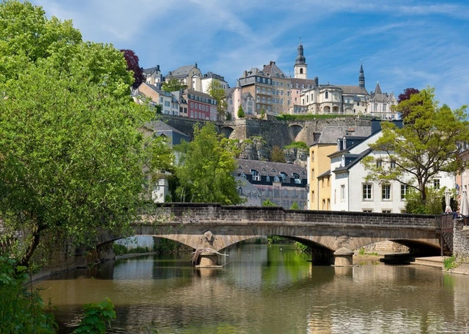 Theo BBC, Luxembourg cũng là nơi cuối cùng trên thế giới có người đứng đầu đất nước là đại công tước hay phu nhân của đại công tước. Đây là đất nước có diện tích nhỏ, dân số ít, nền kinh tế phát triển cao, xã hội ổn định.