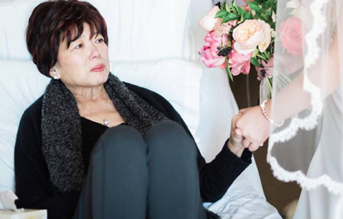 Thương mẹ ung thư sắp mất, con gái mang cả tiệm áo cưới đến bệnh viện để hoàn thành một tâm nguyện