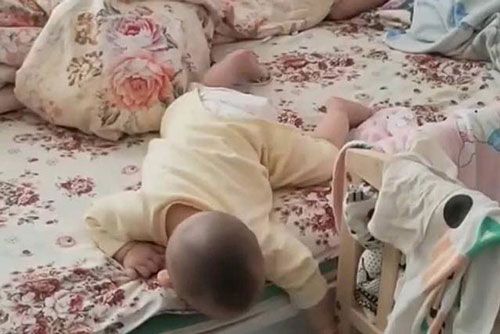 Thuê bảo mẫu trông con, trở về nhà người mẹ phẫn nộ với cảnh tượng trên giường