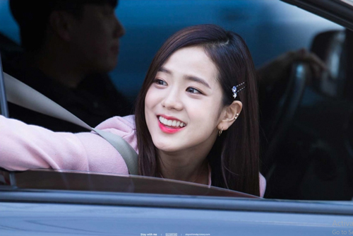 Jisoo (BlackPink) để tóc thẳng layer hay tóc xoăn cũng vẫn xinh đẹp 'hết phần thiên hạ'