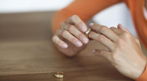 Qua đêm với tình cũ, chồng về lên giọng bảo vợ làm đồ ăn nhưng mở lồng bàn thì "tái mặt" khi thấy thứ này