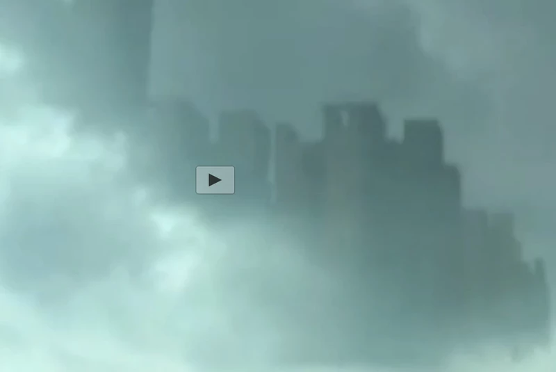 Hình ảnh thành phố kỳ lạ ẩn hiện sau những đám mây. Ảnh cắt từ clip.