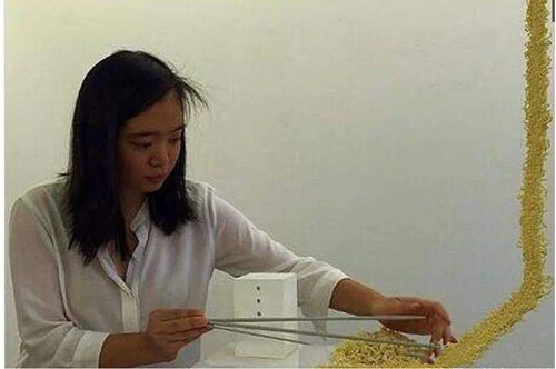 Mì tôm là để ăn thì ai cũng biết nhưng dùng mì tôm để đan khăn thì không phải ai cũng rành đâu nhé. Một cô gái ở Trung Quốc đã chứng minh một công dụng khác của món ăn huyền thoại này khiến cư dân mạng ngả mũ thán phục.