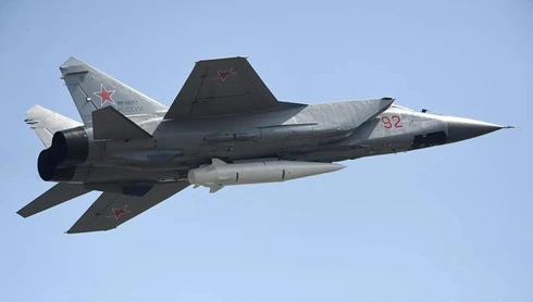 Tiêm kích MiG-31 với tên lửa siêu thanhKinzhal. Ảnh: RIA.