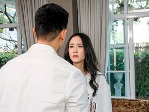 Gặp người mình thầm thương trộm nhớ suốt 8 năm, tôi đứng hình mất 5 giây trước khi trốn lủi giữa dòng người ở sân bay