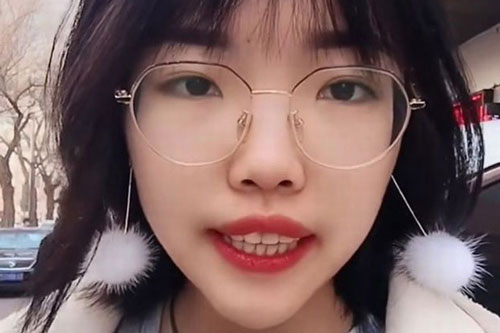 Cô gái thực hiện thử thách 100 ngày không gội đầu, "rùng mình" khi thấy hình ảnh chậu nước gội ngày 101