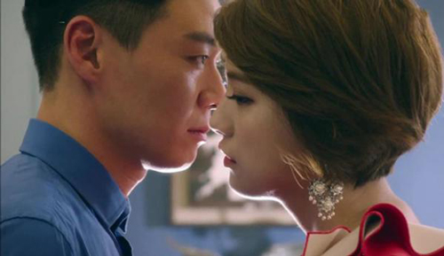 Người phụ nữ lạ mặt trong đám tang của chồng và bí mật "động trời" mới được hé lộ