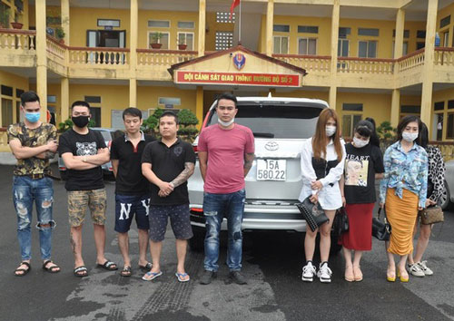 Hải Dương: Phát hiện nhóm thanh niên sử dụng bóng cười, rượu bia trong xe ô tô